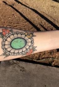 Tetovējuma zīmējuma puķu meitenes roka uz krāsainu ziedu tetovējuma attēla