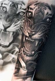 Tatuagem de tigre rugindo realista em estilo realista