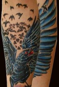 手臂彩色逼真的乌鸦纹身图案