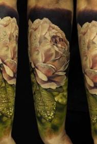 Pola tattoo kembang mawar bodas dina gaya panangan realistis