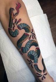 Uzbrój stary kolorowy tatuaż uszkodzony wąż w starym stylu