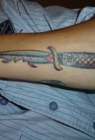 Model de tatuaj cuțit colorat cu braț