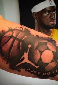 Lielas rokas melnbalts basketbola futbola un burtu tetovējuma raksts