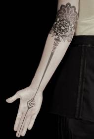Juodos mandalos tatuiruotės modelis su smagiu rankos dizainu