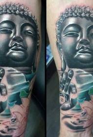 Рука реалистичного цвета, как татуировка статуи Будды