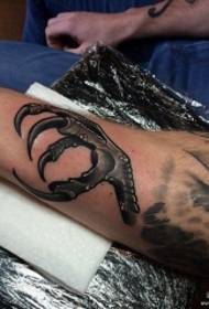 Pandža orao malih ruku, europski i američki uzorak tetovaža