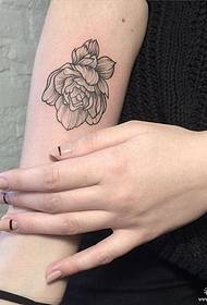 Patrón de tatuaje de flor fresca pequeña línea de picadura de brazo pequeño