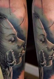 Brazo atónito de muller retrato de tatuaxe