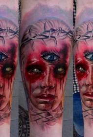 Estampado de tatuaxe de muller de tres ollos sanguenta e horror en cor de brazo