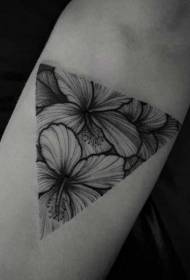 Bellissimo modello di tatuaggio floreale a triangolo nero