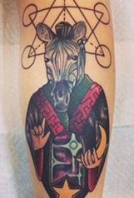 Brațul fetei cu model de tatuaj zebra pe geometrie și imagini cu tatuaj zebră