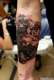 Braço marrom com raiva rugindo padrão de tatuagem de tigre