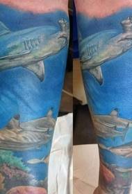 Patrón de tatuaje de tiburón submarino colorido estilo realista de brazo