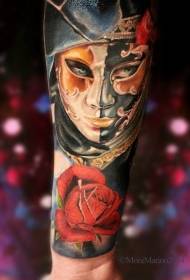 腕の新しいスタイルの色の女性のマスクとバラのタトゥー
