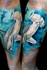 腕の現実的なスタイルのカラフルなシュモクザメのタトゥーパターン
