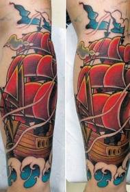 Naoružajte uzorak tetovaže jedrilice u boji u boji