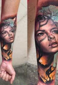 Tatuaje femeninoaren erretratu koloretsua beso realismo estiloan