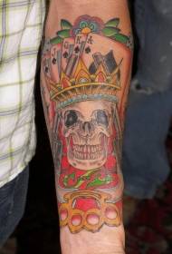 Рука короля черепа корона и игральная карта татуировки
