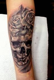Arm realistisk kranium med rose tatoveringsmønster