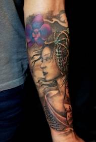 Малка рамо красива жена с виолетов модел на татуировка на цветя