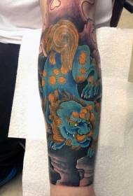 Āzijas stila krāsains don lauvas rokas tetovējums