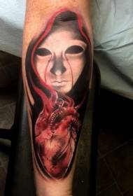 Mujer de color de brazo espeluznante con tatuaje de corazón