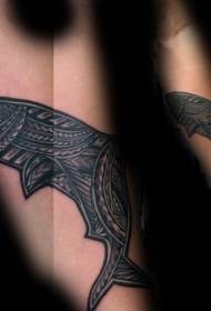 Arm čarobno prikazuje uzorak tetovaže totema morskog psa