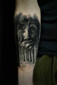 käsivarsi musta vanha nainen ja tumma metsä tatuointi malli