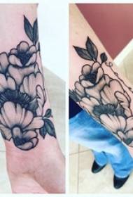 Kirjallinen kukka tatuointi tyttö tyttö käsi tatuointi kukka tatuointi kuva