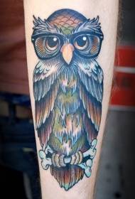 Шарена татуировка на сова и очила с малка ръка