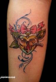 Arm ou skoolkleur hartvormige slot tattoo patroon