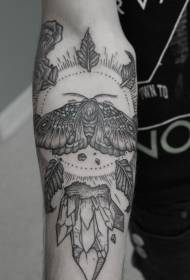 Motif de tatouage de papillon de nuit noir et blanc sous le bras du soleil