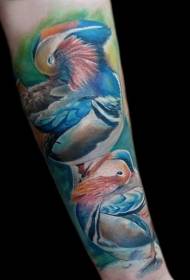 ruka realističnog stila u boji prekrasan uzorak tetovaže lubanje