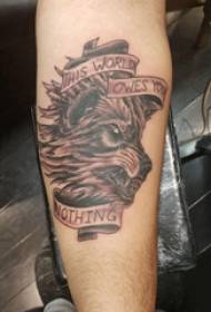 Bloeddruppel wolfkop tatoeëring manlike studentarm op wolfkop en Engelse tatoo-prent