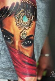 Brazo estilo realista color oriental mujer cara con patrón de tatuaje joya