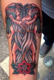 Paže staré barevné ženy Vodnáře s květinami tetování