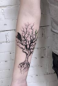 Pequeño brazo línea de árbol cuervo pequeño patrón de tatuaje fresco