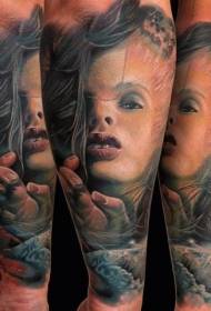 Tattoo magjike e shtrigave në stilin e tmerrit me ngjyra krahu