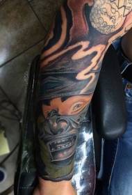 Patrón de tatuaje de máscara de samurai de color de brazo