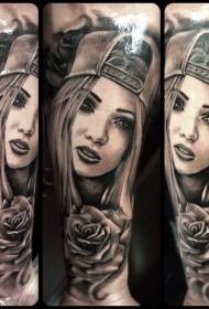 နှင်းဆီ tattoo နှင့်အတူမီးခိုးရောင်အသစ်စတိုင်မိန်းကလေးပုံတူ arm