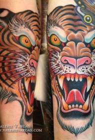Braço rugindo padrão de tatuagem de borboleta tigre no estilo asiático dos desenhos animados