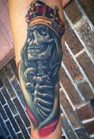 Rankos spalvos tikroviška kaukolė, dėvima karūnos tatuiruotės modelį