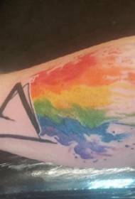 Tatuaggi di acquarella di tinta di acquarella braccio artificiale d'un studiente maschile nantu à ritratti creativi di tatuaggi di acquarello di splash