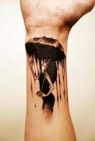 Tatuaggio di ragazza tatuata sotto ombrello marrone
