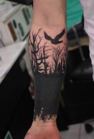 рука чорнае дрэва і малюнак птушак татуіроўкі