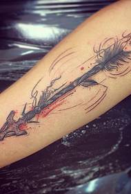 Malé rameno striekajúcej atramentové perie šípka maľované tetovanie vzor