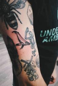 Model tatuazhi krah krahu i studentit mashkull në foto e insekteve dhe tatuazheve të kockave