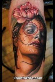 Portrait d'un tatouage coloré de femme dans le style de réalisme de bras