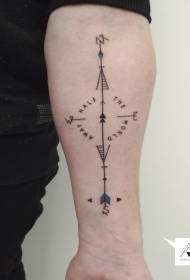 Rokas melns vienkāršs kompass tetovējums modelis