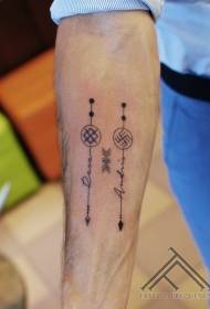 Armbinde Buchstaben und Symbol Pfeil Schwarz Tattoo Muster